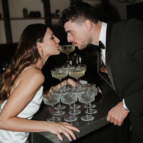 Jegyespár pezsgőtorony